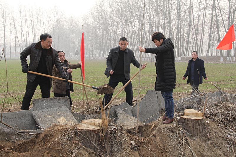 博農(nóng)集團領(lǐng)導(dǎo)、基層黨政負(fù)責(zé)人等同志積極參加植樹活動